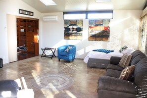 Interior - 5 star resort 4 bedroom, 3 bath,heated pool/spa, putting green,7 flat screen tvs (Peoria)
