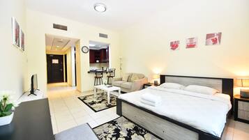 Studio | Individueel gedecoreerd, individueel gemeubileerd, een bureau