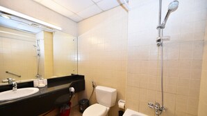 A bathroom with a sink, toilet, and bathtub. - KEN - Spectacular Furnished Studio (Dubai)