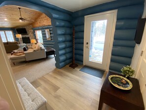 Smart TV, fireplace, books - ROMANTIC HIDEAWAY in great Door County location (Sister Bay)