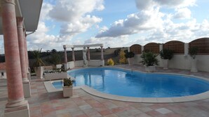 A swimming pool with a pergola, potted plants, and a view of the countryside. - Villa Carthage confort & vue piscine XL / Downhill stylish Villa view & XL pool (Calignac)