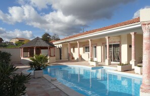 Outdoor pool - Villa Carthage confort & vue piscine XL / Downhill stylish Villa view & XL pool (Calignac)
