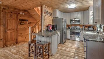 Cabin, 3 Bedrooms | Private kitchen