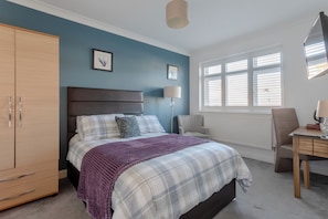 A bedroom with a bed, a wardrobe, a desk, and a window with blinds. - Room-apple House Wembley -double Room wi (Edgware)