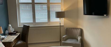 Room, 1 Bedroom, City View | Room amenity