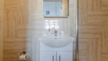 Room, 1 Bedroom, City View | Bathroom