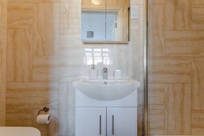 Room, 1 Bedroom, City View | Bathroom