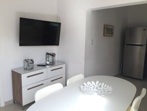 Departamento, 1 habitación, Terraza, vista al jardín | Restaurantes