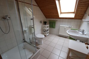 Maison, 2 chambres, patio | Salle de bain