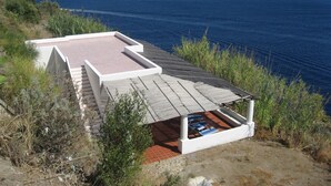 A rooftop terrace with a view of the sea, surrounded by vegetation. - Villa "mare" - Suspended Over the sea (Lipari)