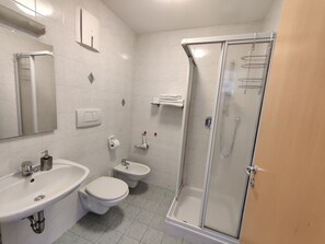 Apartamento, 1 habitación, balcón | Baño | Toallas