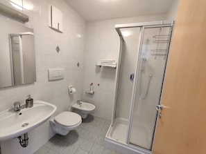 Apartment, 1 Bedroom, Balcony | Bathroom | Towels - Residence Klementhof (Naz Sciaves)