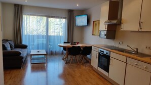 Un apartamento moderno con sala de estar, comedor y cocina.