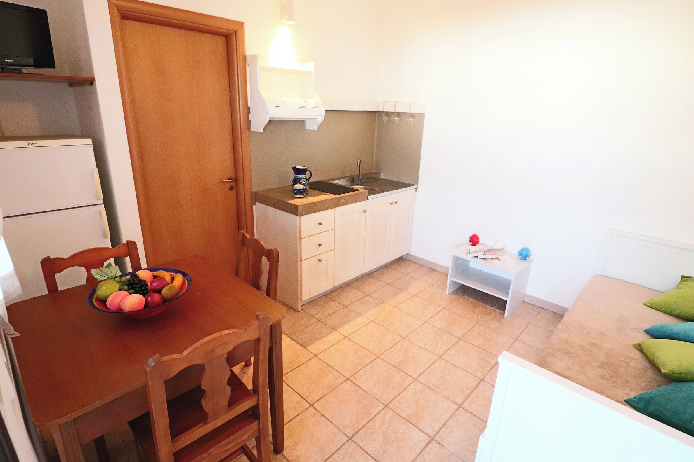 Bungalow, 1 habitación, patio, vista al jardín | Interior