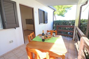 Bungalow, 1 Schlafzimmer, Terrasse, Gartenblick | Speisen im Freien