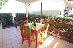 Bungalow, 1 Schlafzimmer, Terrasse, Gartenblick | Speisen im Freien