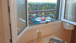 Uma janela com vista para um pátio.