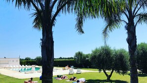 Uma área de piscina com espreguiçadeiras e uma piscina.