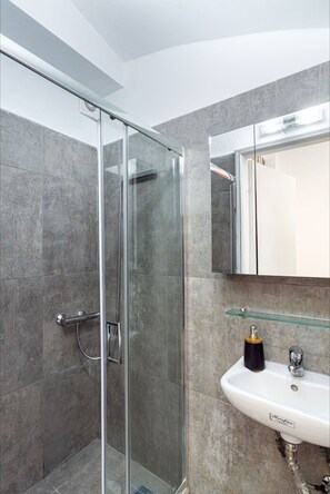 Apartment, 1 Bedroom, Garden View | Bathroom