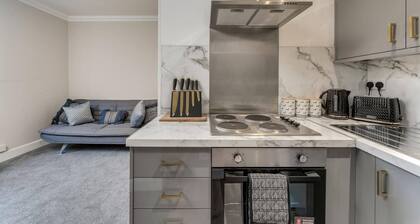 Garden Flat - Stylish - Modern Flat - Near Balloch