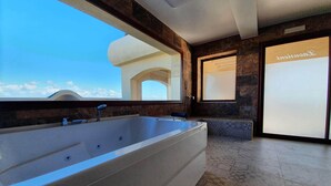 Maison, 1 chambre, balcon | Salle de bain | Douche à « effet pluie », sèche-cheveux, serviettes fournies