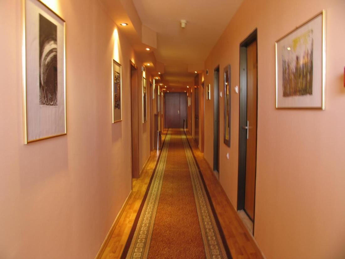 Room, 4 Bedrooms, Terrace | Hallway
