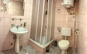 A bathroom with a sink, toilet, and shower. - Room-hotel Square Macedonia (Skopje)