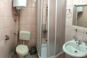 Room, 1 Bedroom, Terrace | Bathroom amenities