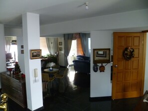 Dortoir Partagé, 1 chambre, balcon | Salle de séjour