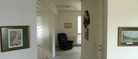 Dormitorio compartido, 1 habitación, balcón | Pasillo