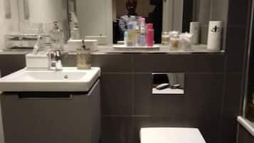 Apartment, 1 Bedroom, Accessible, City View | Bathroom