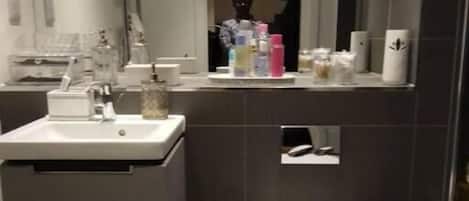 Apartment, 1 Bedroom, Accessible, City View | Bathroom