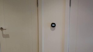 Una porta chiusa con una serratura digitale che mostra l'ora 11:30.