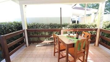 Bungalow, 1 Bedroom, Patio, Garden View | Outdoor dining