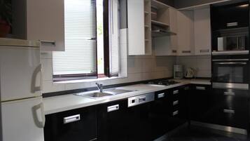House, 2 Bedrooms, Smoking, Terrace | Interior