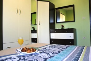 Apartment, 2 Schlafzimmer, Raucher, Terrasse | 3 Schlafzimmer, Bügeleisen/Bügelbrett