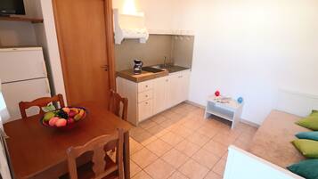 Bungalow, 1 Bedroom, Patio, Garden View | Interior