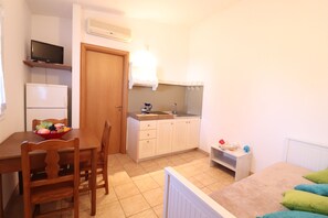 Bungalow, 1 Bedroom, Patio, Garden View | Dining