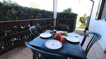 Bungalow, 1 Bedroom, Patio, Garden View | Outdoor dining