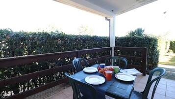 Bungalow, 1 Bedroom, Patio, Garden View | Outdoor dining