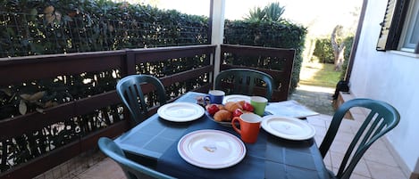 Bungalow, 1 Bedroom, Patio, Garden View | Outdoor dining