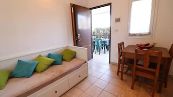 Bungalow, 1 makuuhuone, patio, näköala puutarhaan | Oleskelualue