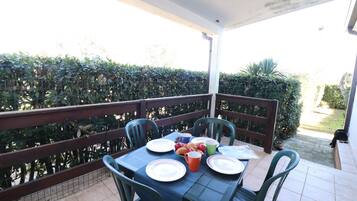 Bungalow, 1 Bedroom, Patio, Garden View | Outdoor dining