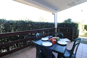 Bungalow, 1 camera da letto, patio, vista giardino | Ristorazione all'aperto