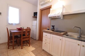 Bangalô, 1 quarto, varanda, vista para o jardim | Cozinha privada