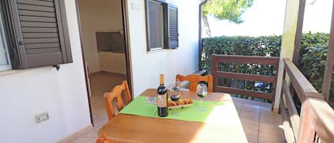 Bungalow, 1 Bedroom, Patio, City View | Outdoor dining