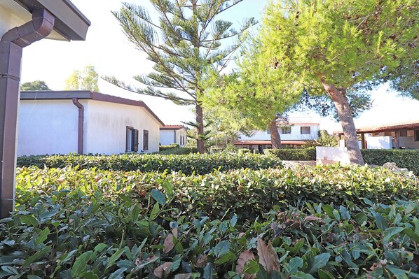 Bungalow, 1 chambre, patio, vue ville | Enceinte de l’hébergement