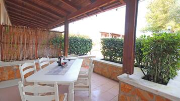 Appartement, 2 chambres, balcon, vue sur le jardin | Restauration en plein air