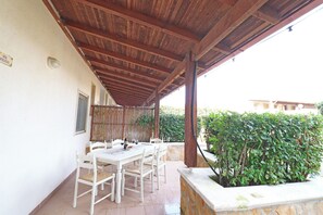 Apartment, 2 Bedrooms, Balcony, Garden View | Outdoor dining