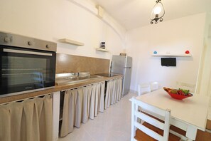 Apartment, 2 Bedrooms, Balcony, Garden View | Private kitchen